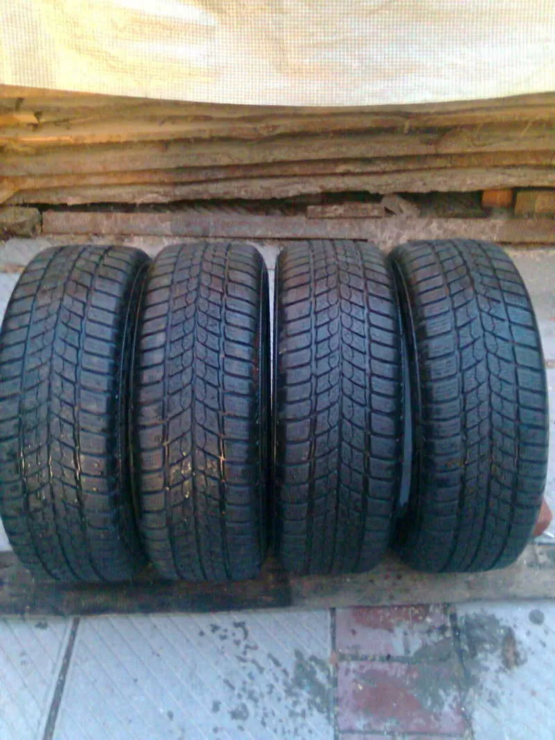 Продается зимняя резина 195/60 R-15 почти новая 4 колеса